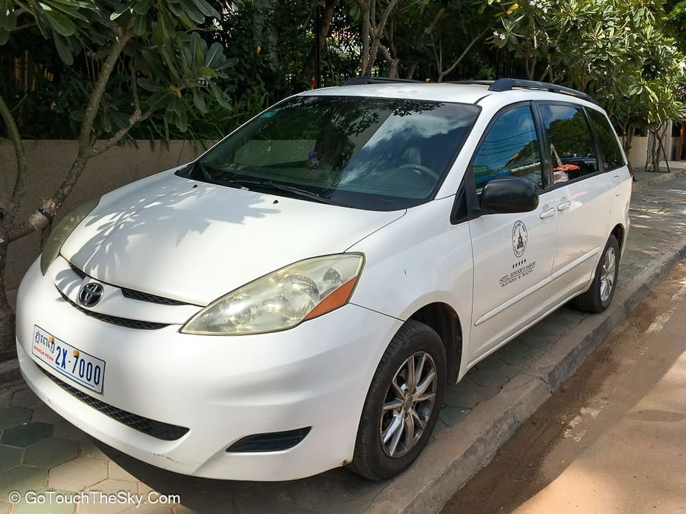 รถรับส่งสนามบินของโรงแรม