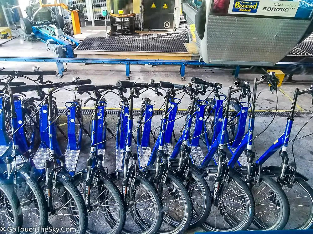 นักท่องเที่ยวขี่ Trottibike ลงเขา