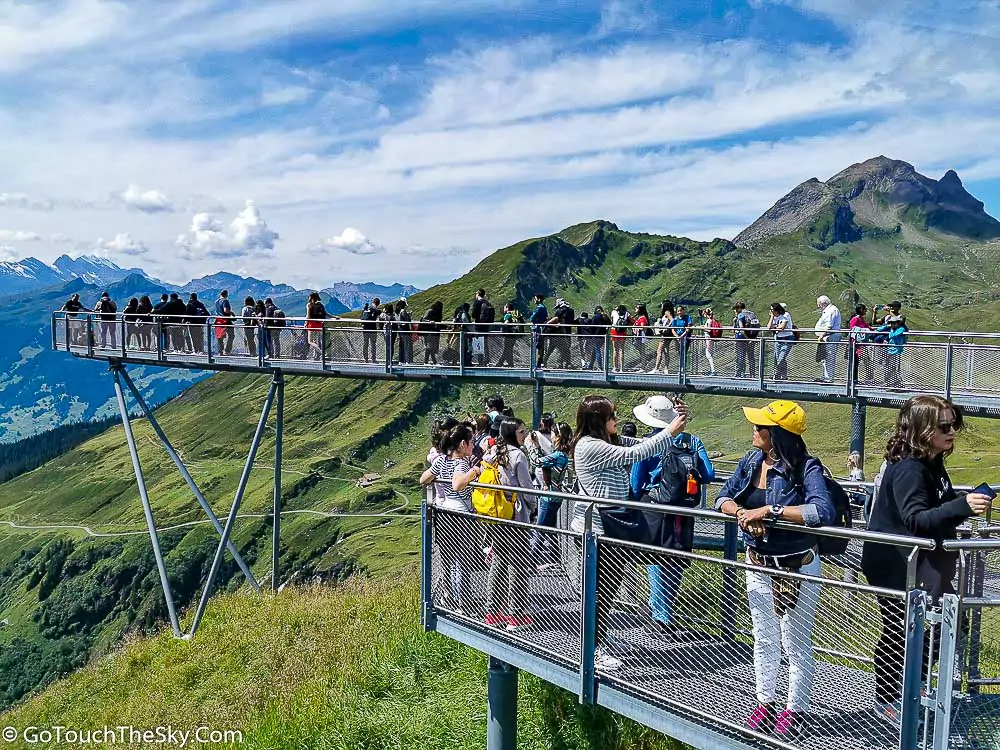 วิวยอดเขาปกคลุมหิมะจาก Cliff Walk