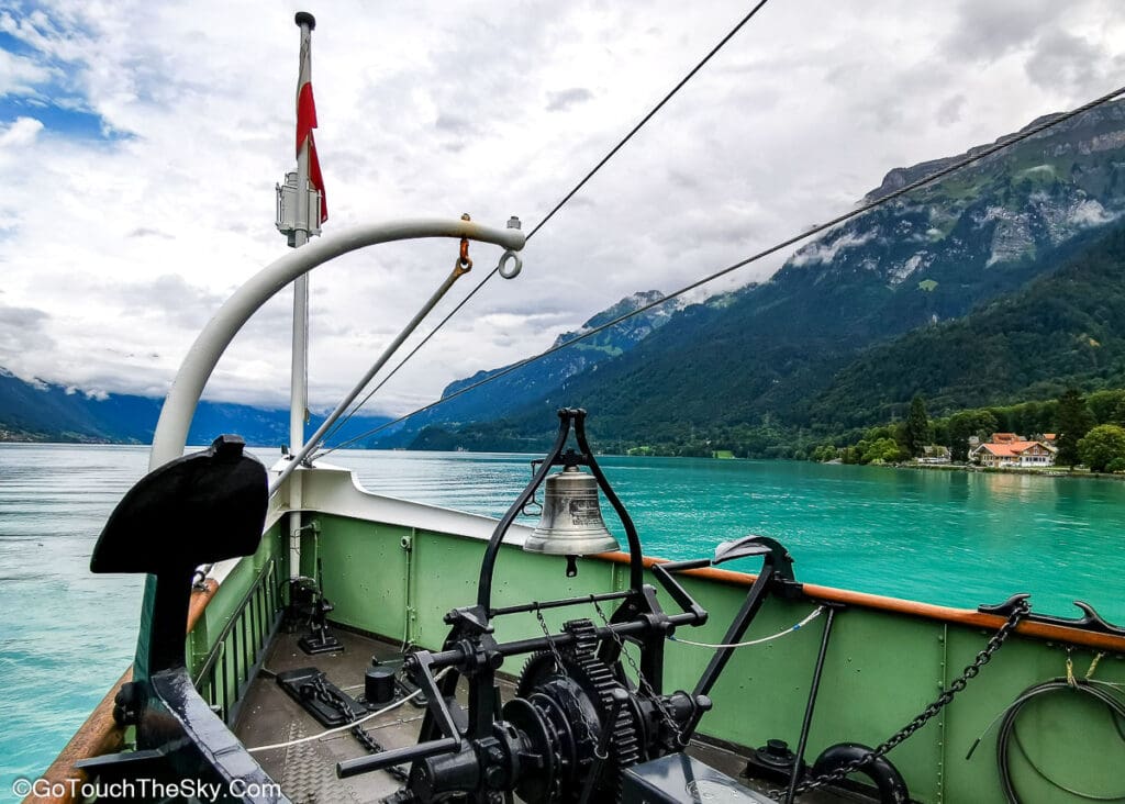 เรือโดยสารออกจากท่า Interlaken Ost