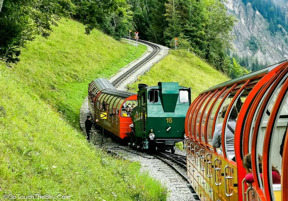 รถไฟไอน้ำสวนทางกัน