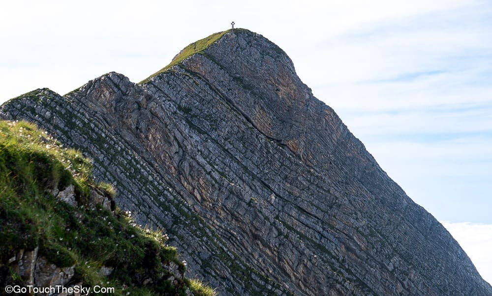 ไม้กางเขนบนยอดเขาย่อยใกล้ Rothorn