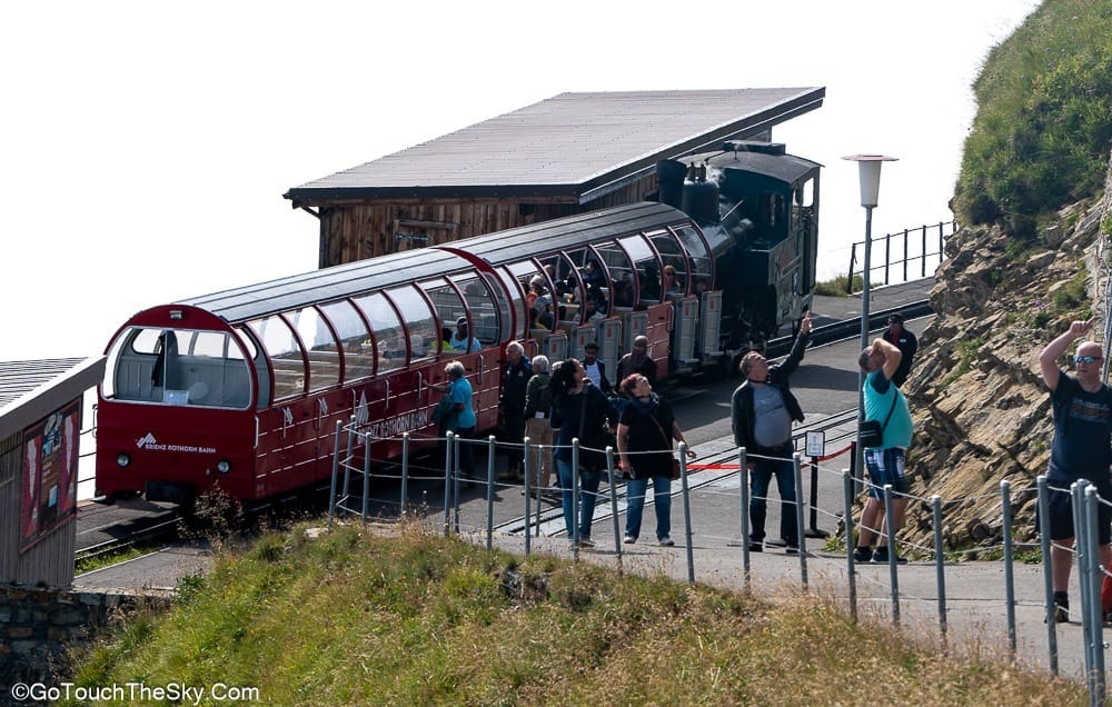 รถไฟไอน้ำถึงสถานี Rothorn