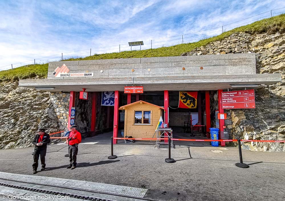 นักท่องเที่ยวรอรถไฟขากลับที่ Rothorn