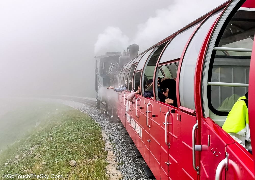 รถไฟไต่ระดับทะลุเมฆหมอก