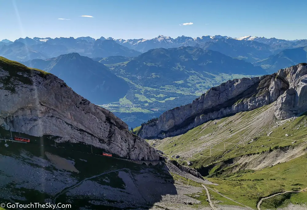 วิวหุบเขาจาก Tomlishorn Cliff Walk
