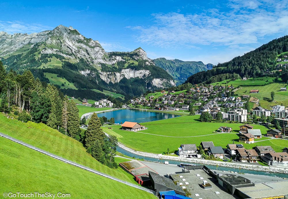 วิวทุ่งหญ้าจากเคเบิลคาร์ TITLIS Xpress