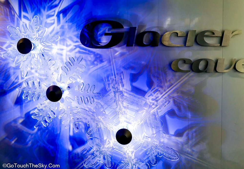 ถ้ำธารน้ำแข็ง Glacier Cave แสงสีฟ้า