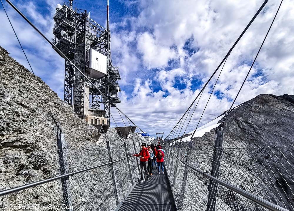 นักท่องเที่ยวเดินบน Cliff Walk