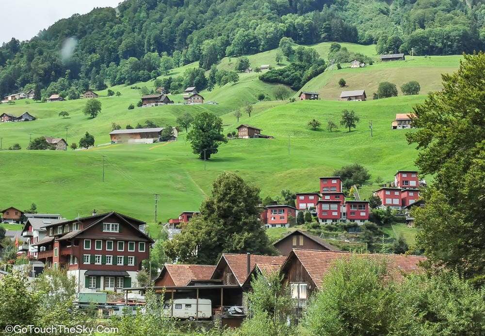 วิวเทือกเขาระหว่างทางรถไฟ Zentralbahn