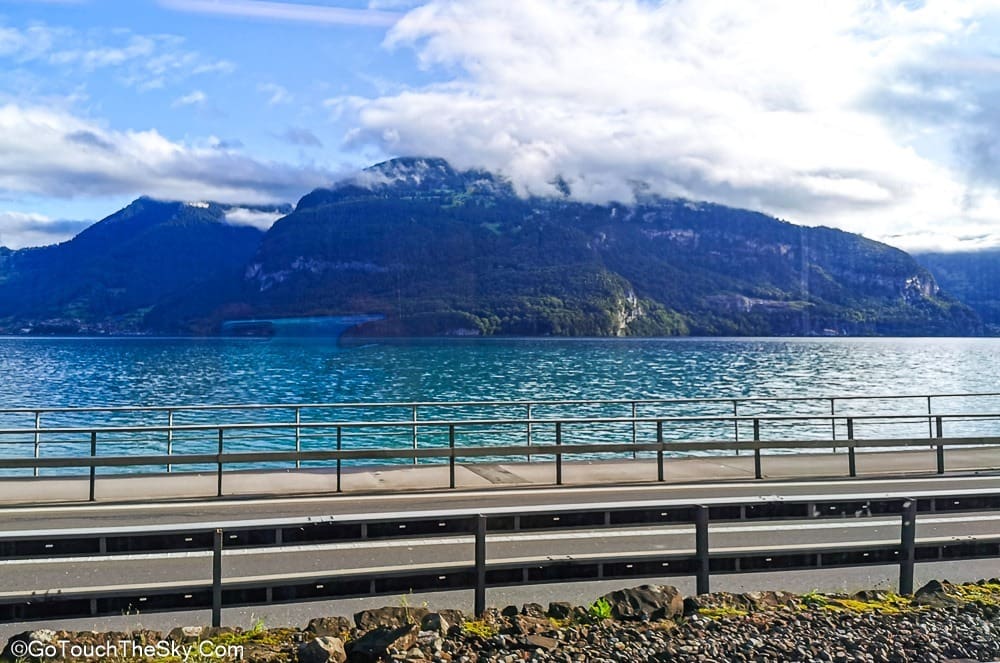 รถไฟแล่นริมทะเลสาบ Thun สู่ Spiez