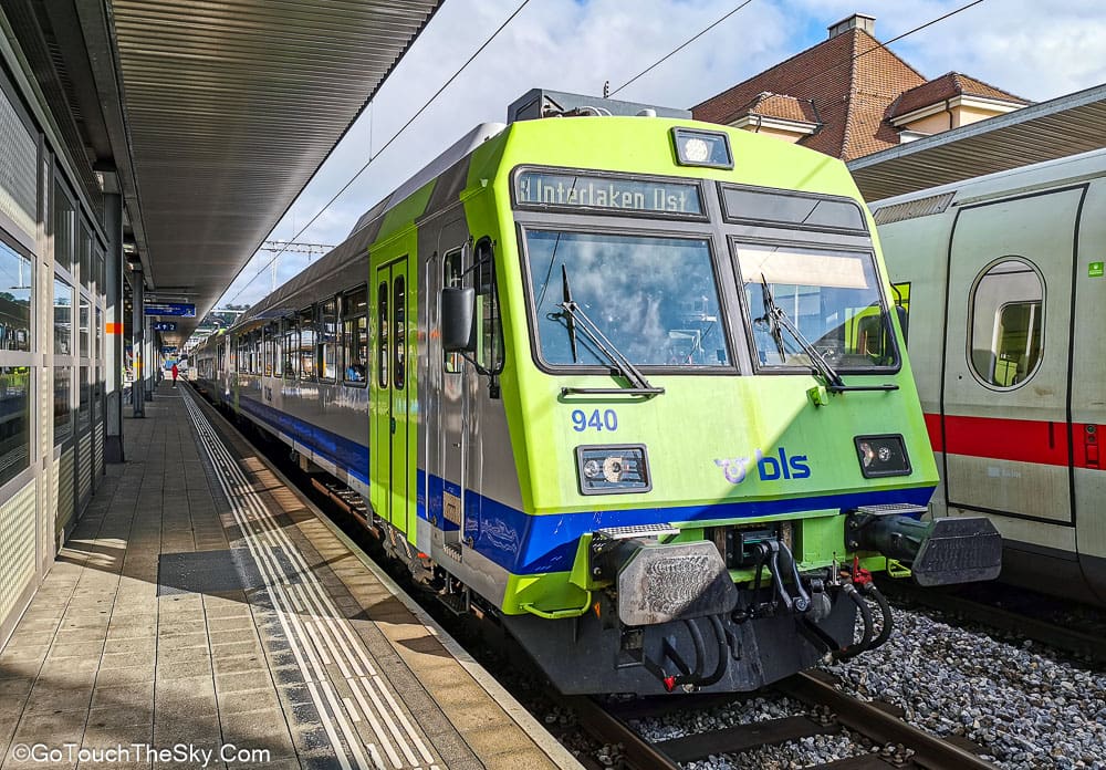 รถไฟท้องถิ่นจาก Interlaken สู่ Kandersteg
