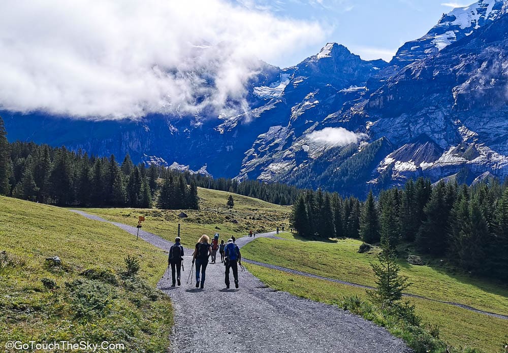 ทางเดินป่าสู่ทะเลสาบ Oeschinensee