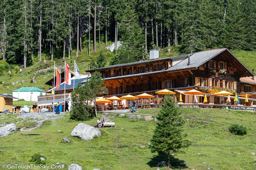 โรงแรม Berghotel Oeschinensee ริมทะเลสาบ