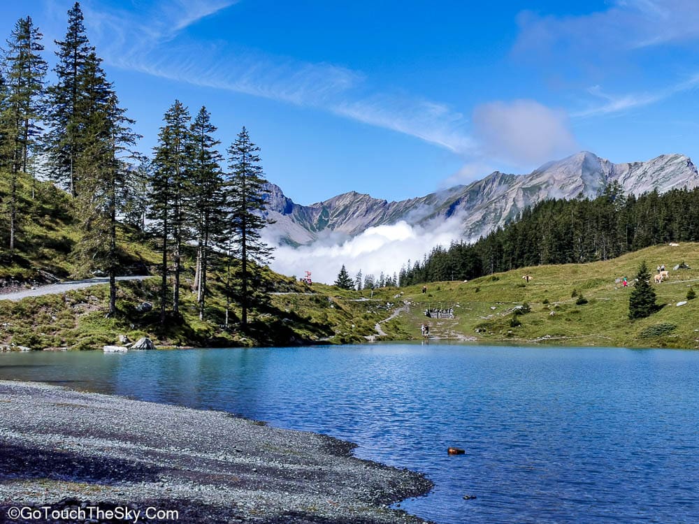 ภูเขาเป็นฉากหลังทะเลสาบ Oeschinensee