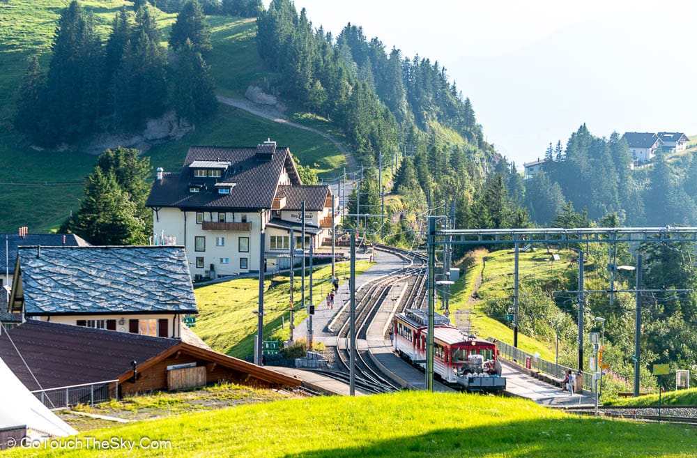 วิวยอดเขาปกคลุมหิมะจาก Rigi Kulm