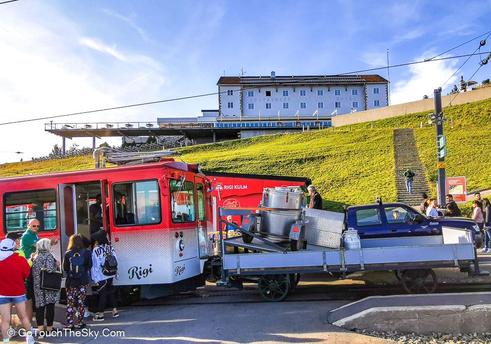 ขบวนรถไฟสีแดงที่สถานี Rigi Kulm