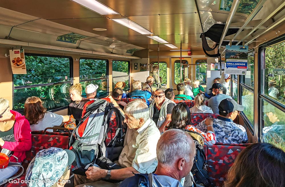 ผู้โดยสารขึ้นรถไฟระหว่างทาง