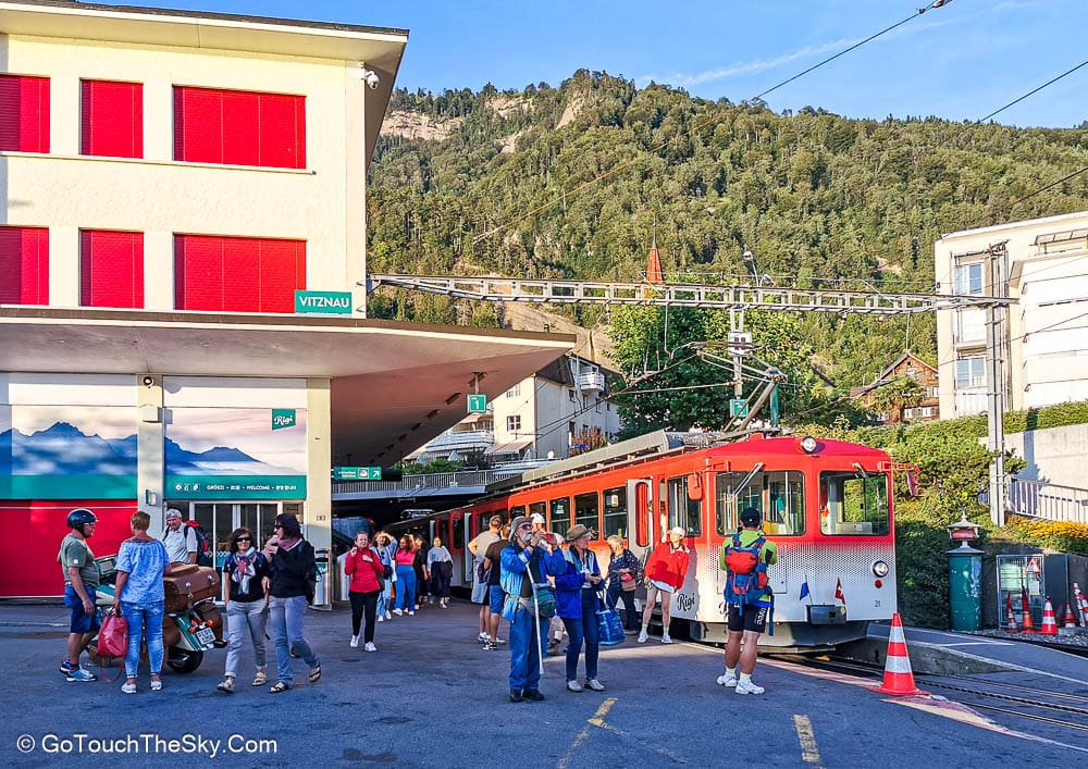 บรรยากาศสถานี Vitznau ริมทะเลสาบ