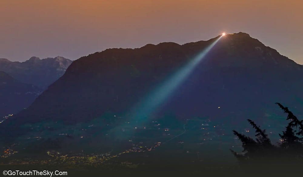 แสงฟลัดไลท์ยามค่ำคืนจาก Stanserhorn