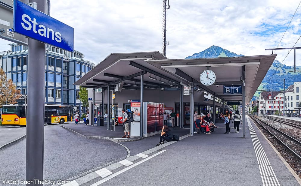 ทางเดินจากสถานีรถไฟสู่สถานีรถราง