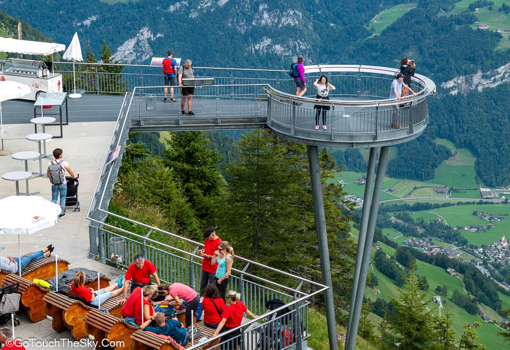 ระเบียงชมวิวยื่นออกไปที่ Stanserhorn