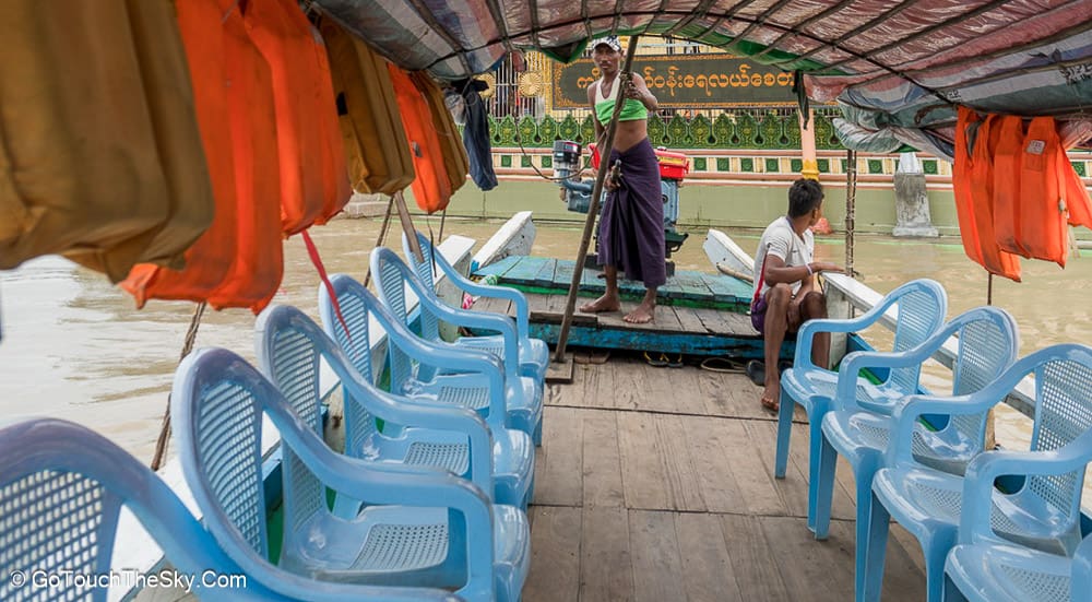 บรรยากาศล่องเรือสู่เจดีย์กลางน้ำ