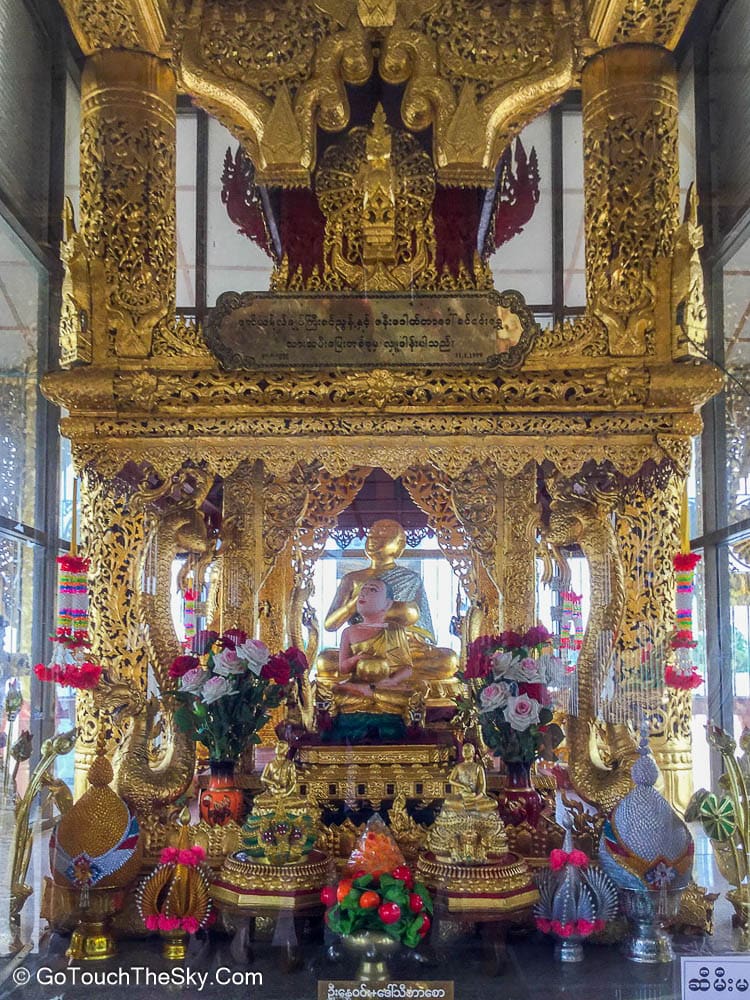 รูปปั้นพระอุปคุตในวิหาร
