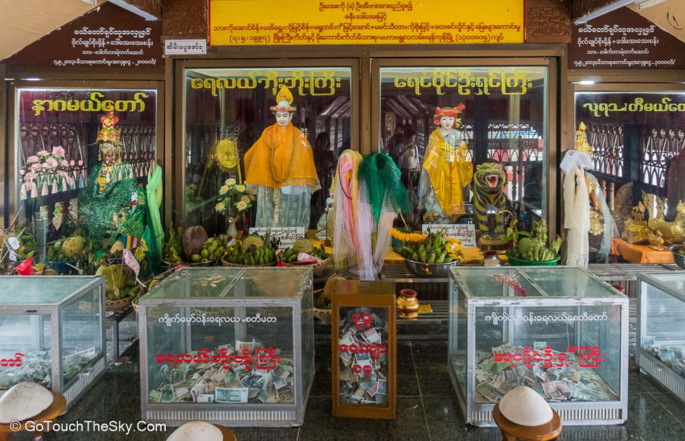 วิหารพระอุปคุตยื่นออกไปในน้ำ