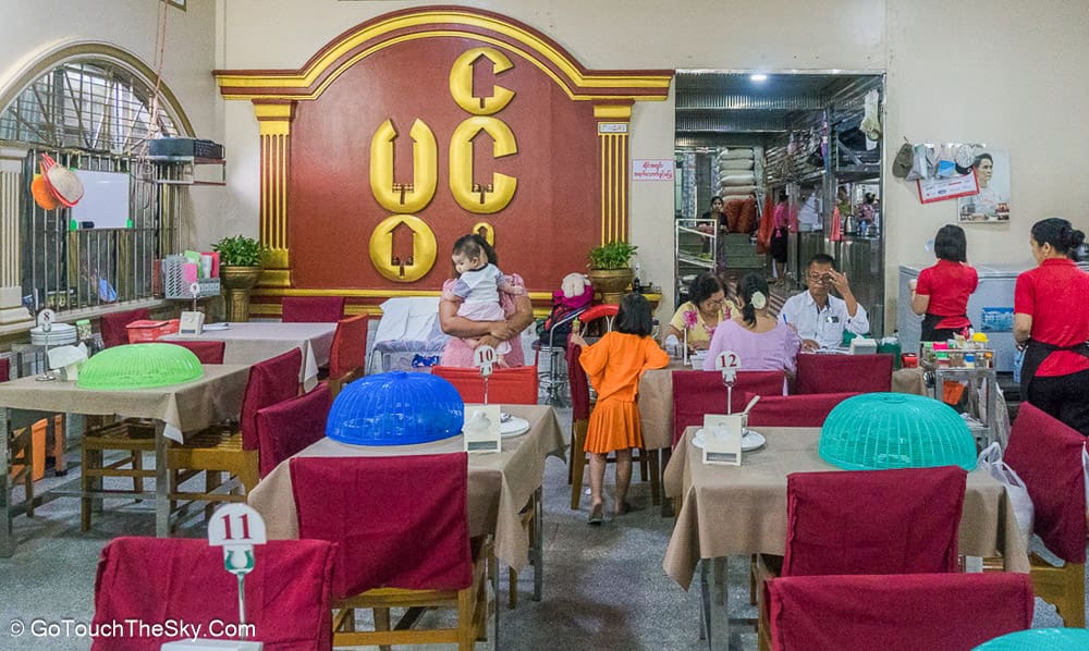 บรรยากาศคึกคักในร้านอาหาร