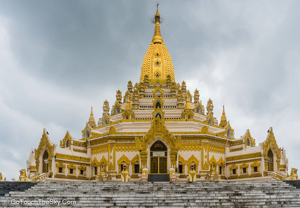 พระเขี้ยวแก้วจำลองในเจดีย์
