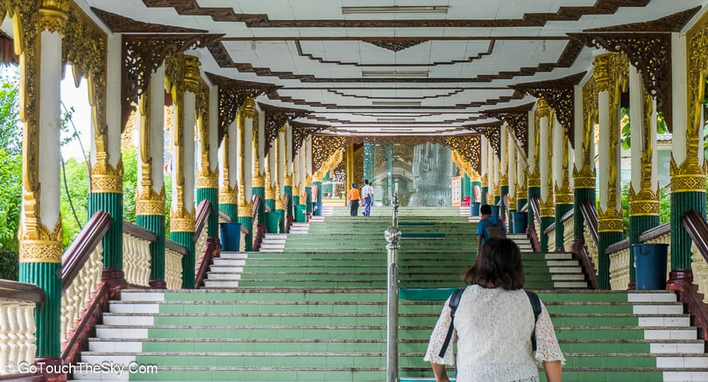 พระหินขาวขนาดใหญ่
