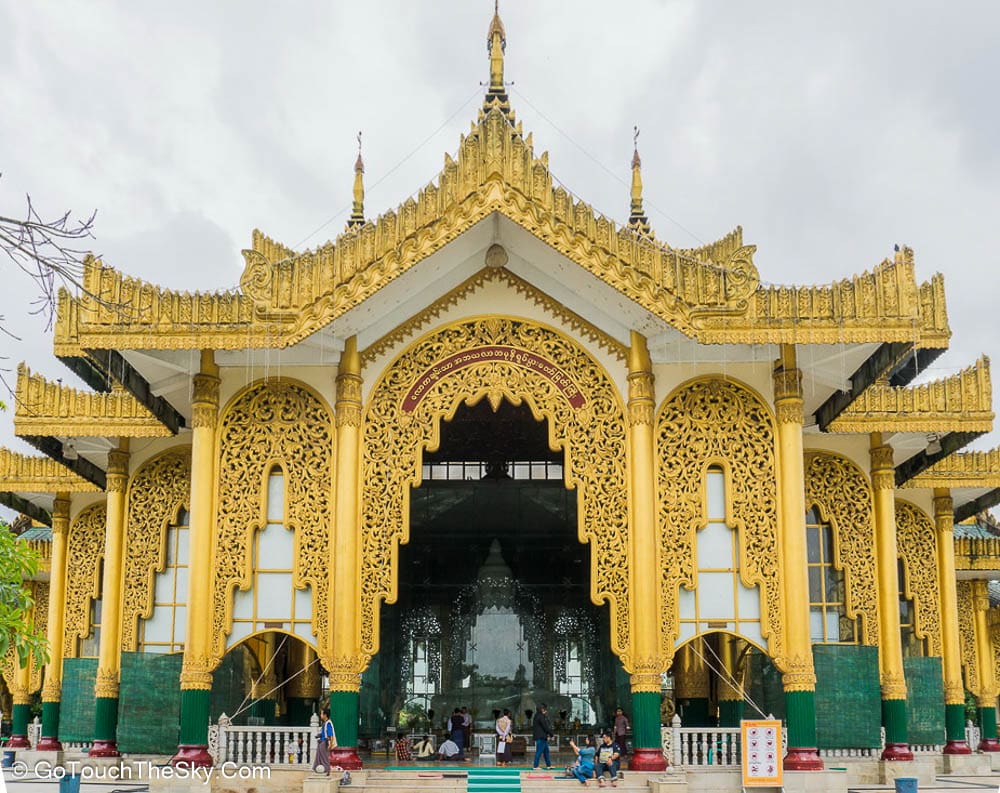 ตู้กระจกครอบพระหินขาว