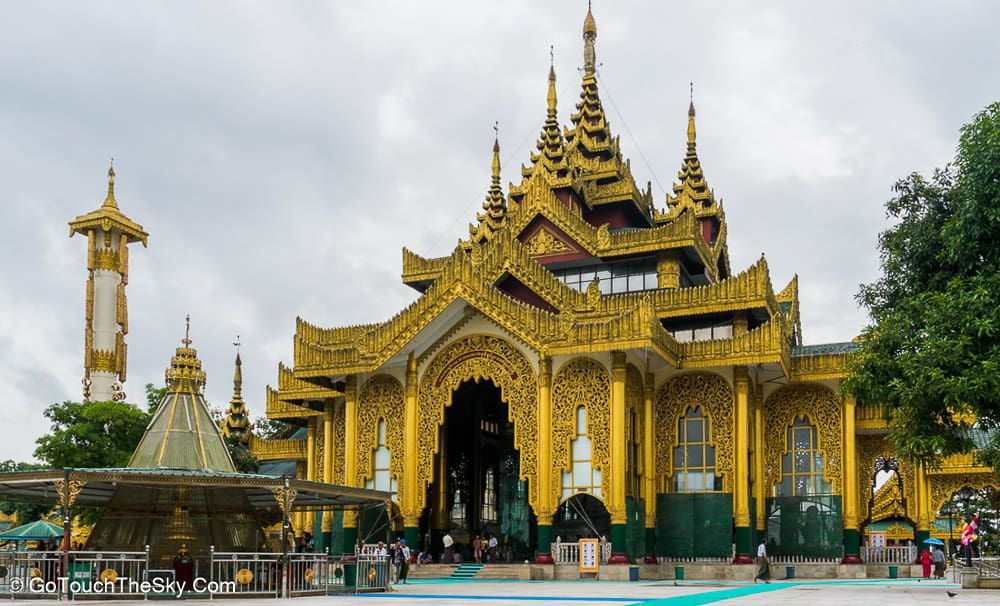 ผู้คนกราบไหว้พระหินขาว