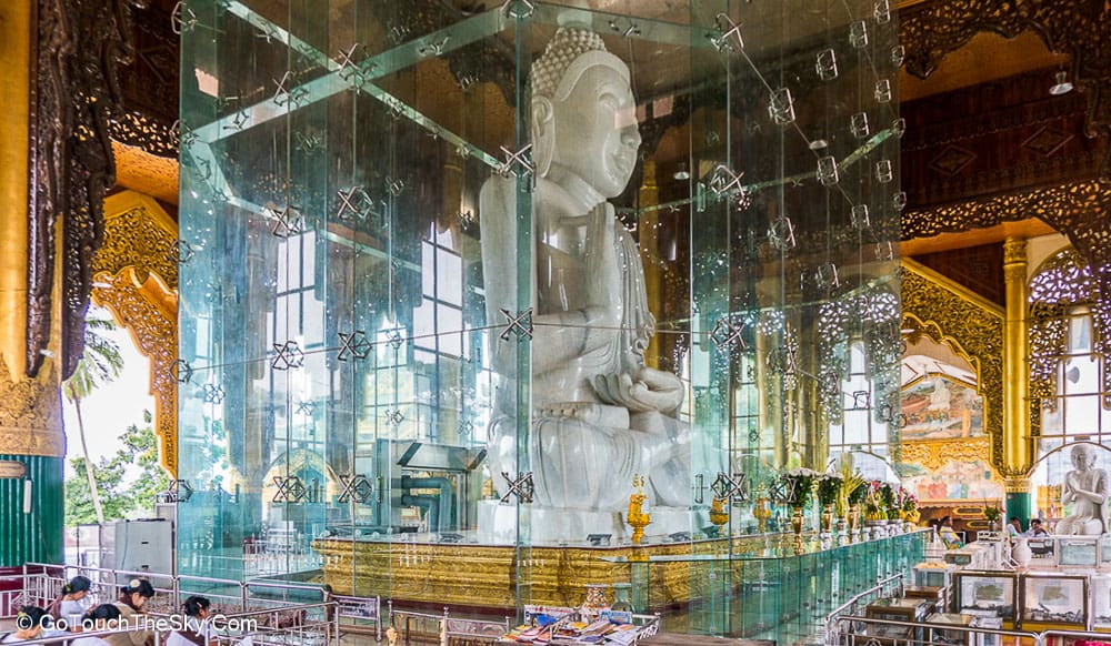 พระหินขาวแกะสลักจากหินอ่อน