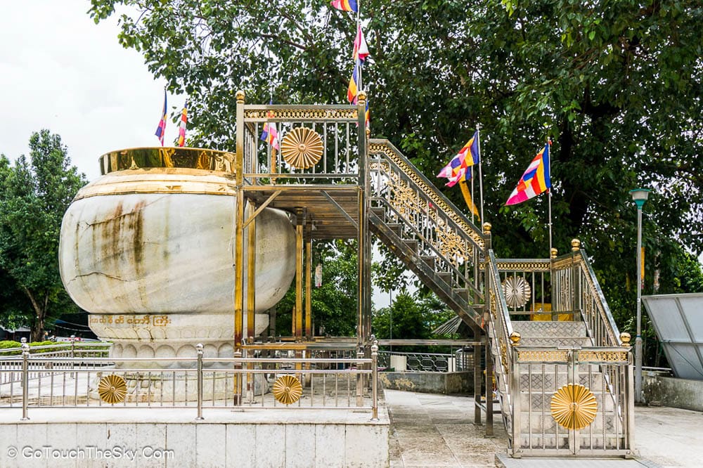 บรรยากาศรอบวัดพระหินขาว