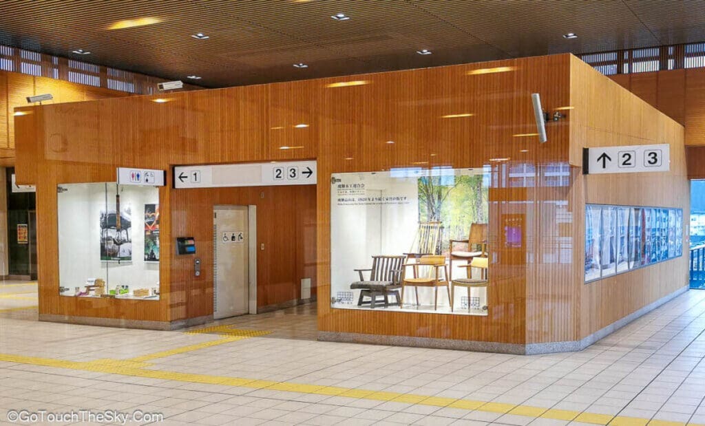 บรรยากาศภายในสถานีรถไฟทาคายามะ