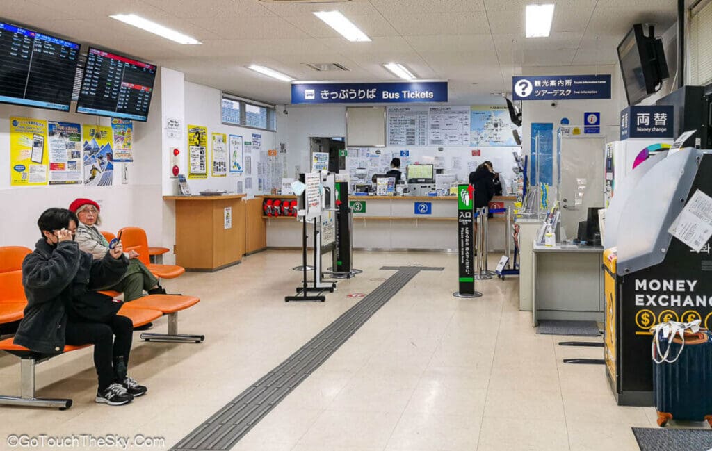 ท่ารถบัสโนฮิบัสข้างสถานีรถไฟทาคายามะ