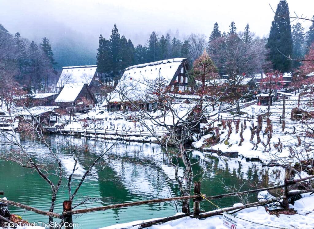 บ้านโบราณท่ามกลางหิมะที่ฮิดะโนะซาโตะ
