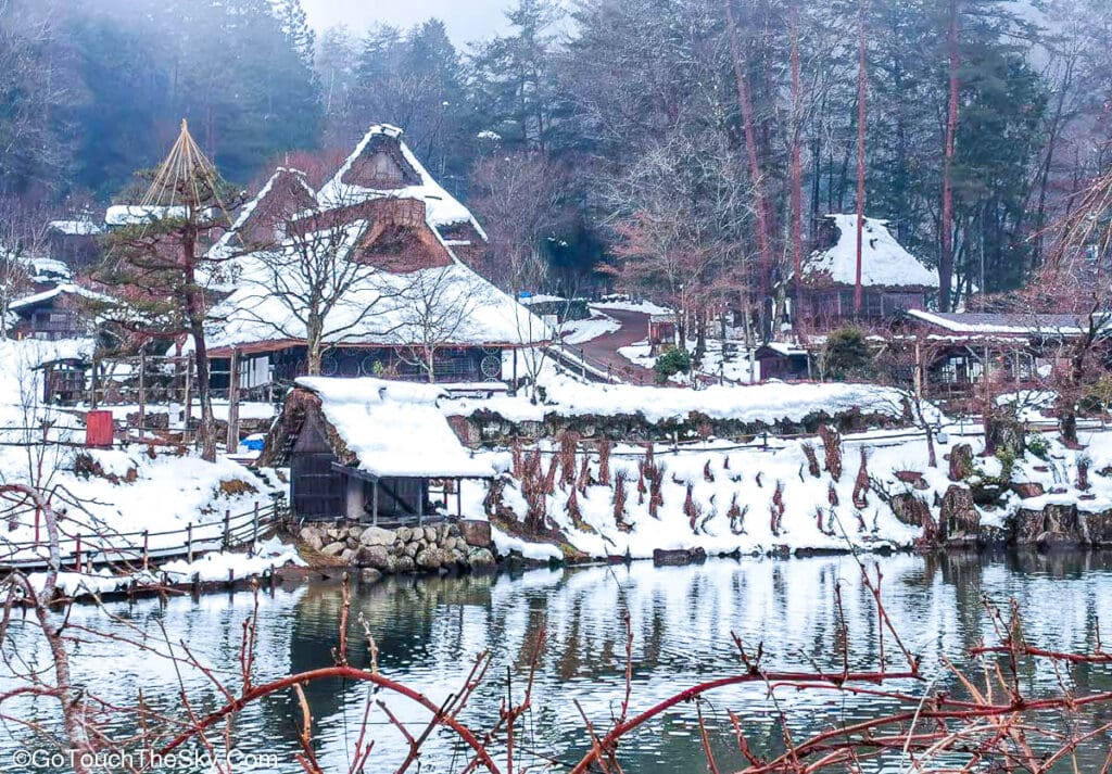 ทิวทัศน์เมืองทาคายามะล้อมรอบด้วยภูเขาสูง