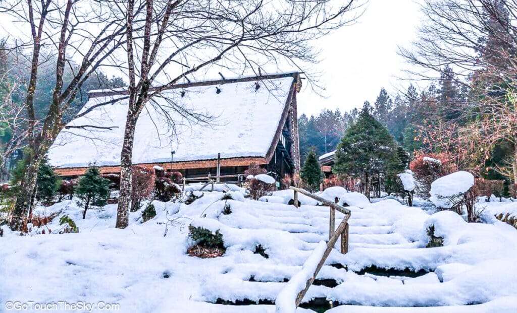 บ้านโบราณปกคลุมหิมะขาวสะอาด