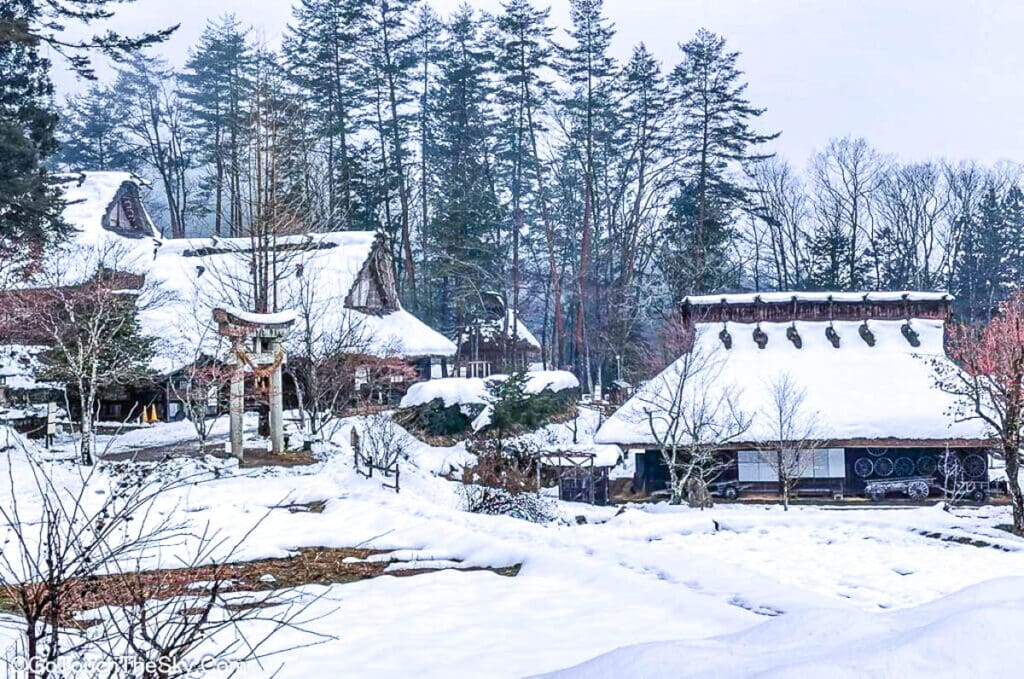 ทิวทัศน์บ้านไม้โบราณและภูเขาเบื้องหลัง