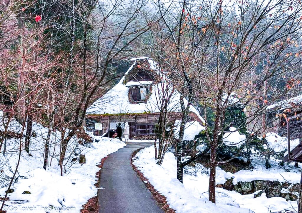 บ้านโบราณอีกหลังท่ามกลางหิมะ