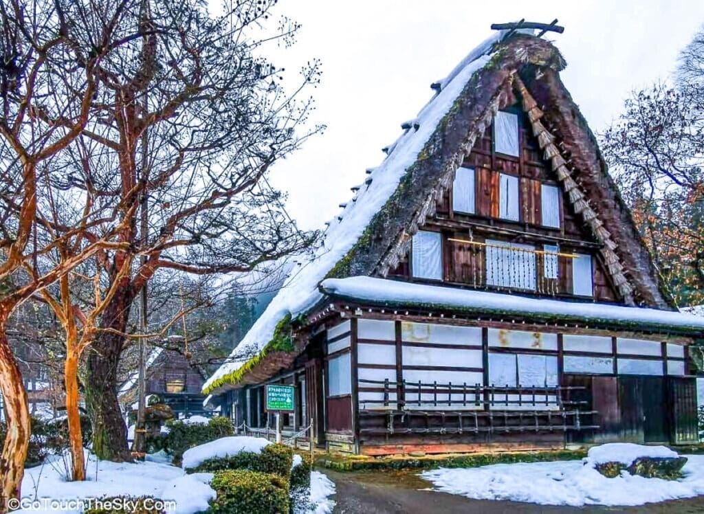 เตาไฟโบราณภายในบ้านของมาเอดะ