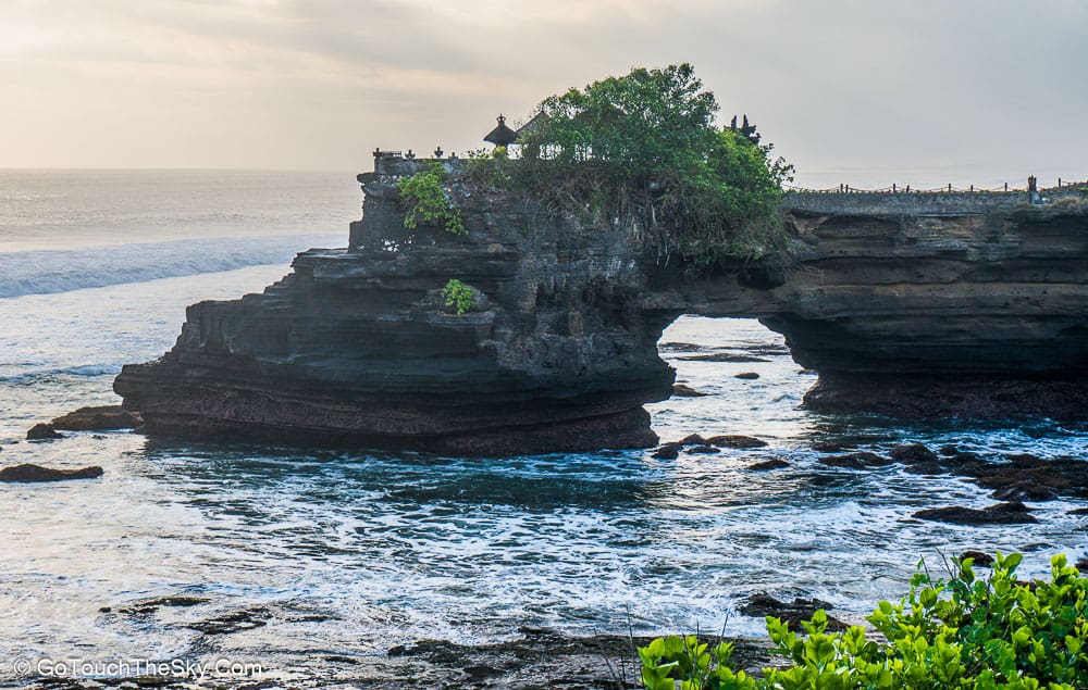 โขดหินและแหลมบริเวณ Tanah Lot