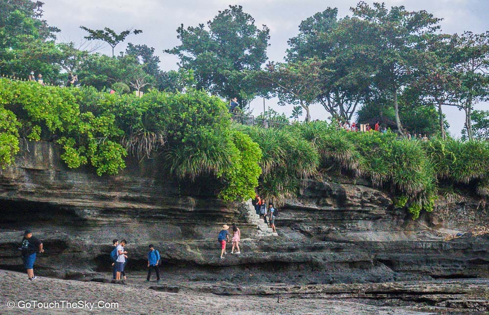 บันไดลงชายหาดใกล้วัด Batu Bolong