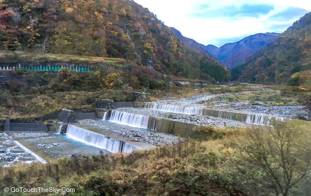 ทิวทัศน์ระหว่างทางรถไฟสู่สถานี Tateyama