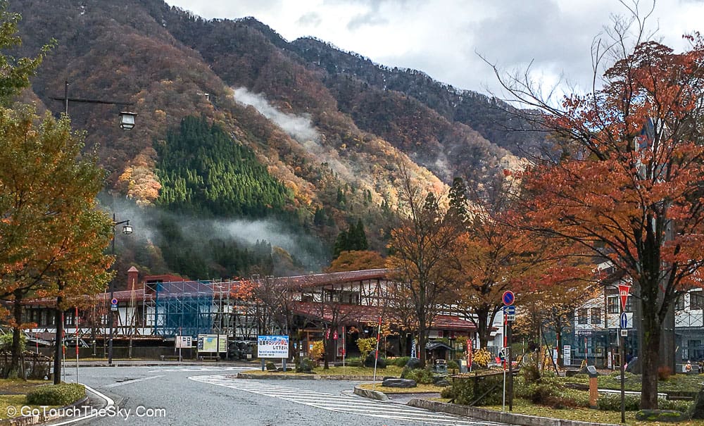 บรรยากาศเช้าตรู่บริเวณสถานี Tateyama