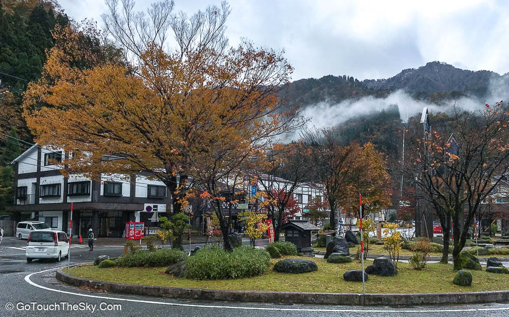 ภูเขาและหุบเขายามเช้าใกล้สถานี Tateyama