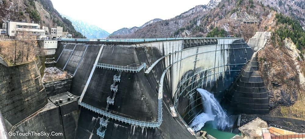 ทิวทัศน์ทะเลสาบและภูเขาที่เขื่อนคุโรเบะ